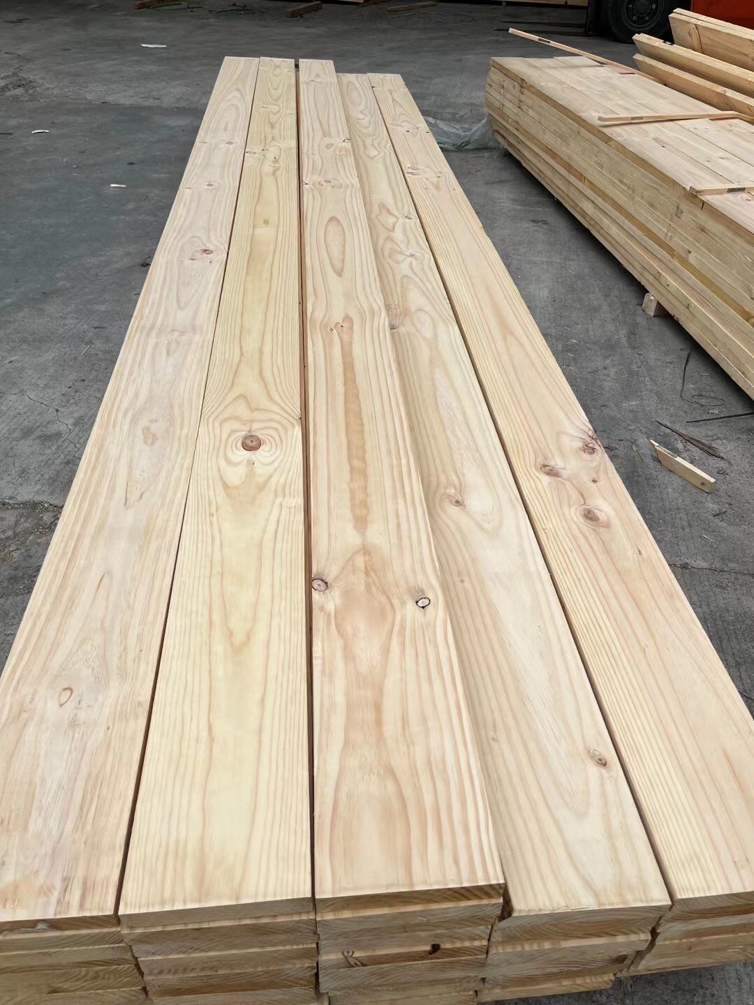 进口新西兰松刨光料 辐射松抛光料cmpc智利松家具级 家装工厂松木