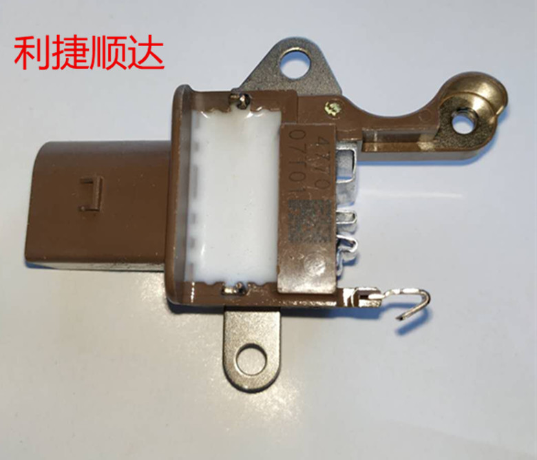 适用于原装丰田15皇冠汉兰达2.0t发电机调节器 汽车发电机调节器