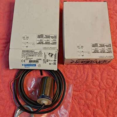 XS530B1DAL2接近开关两个。