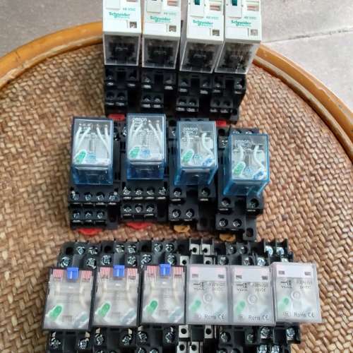 中间继电器RXM2AB2ED-48VDC有4个，欧姆龙