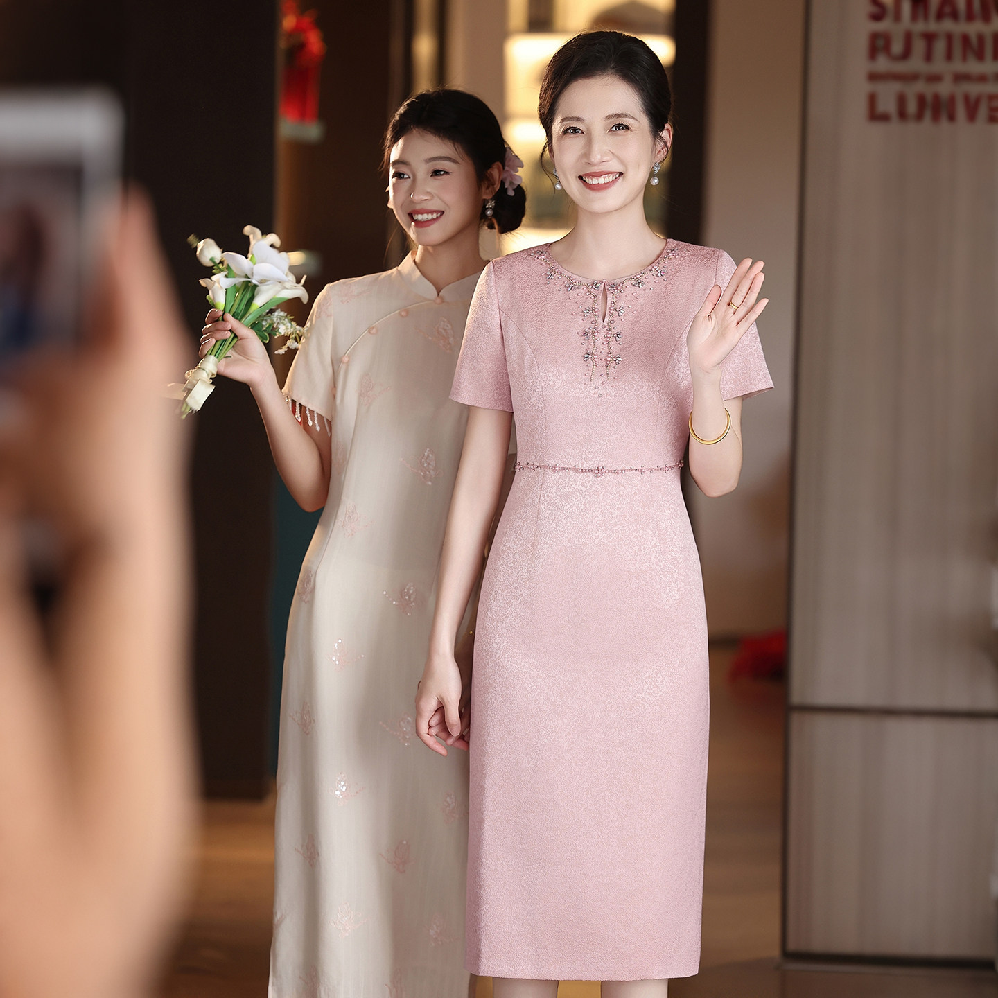 粉色高贵洋气妈妈婚宴礼服图片