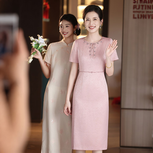 粉色高贵洋气妈妈婚宴礼服