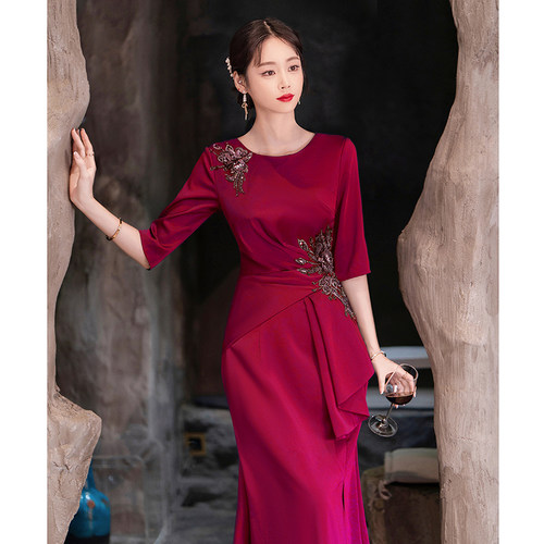 酒红色婚宴敬酒服气质高端