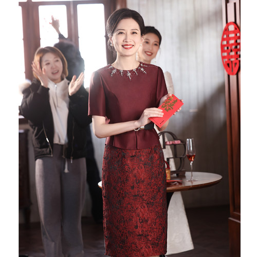 酒红色喜婆婆婚宴装2026新款高贵年轻高端洋气妈妈婚礼礼服小个子
