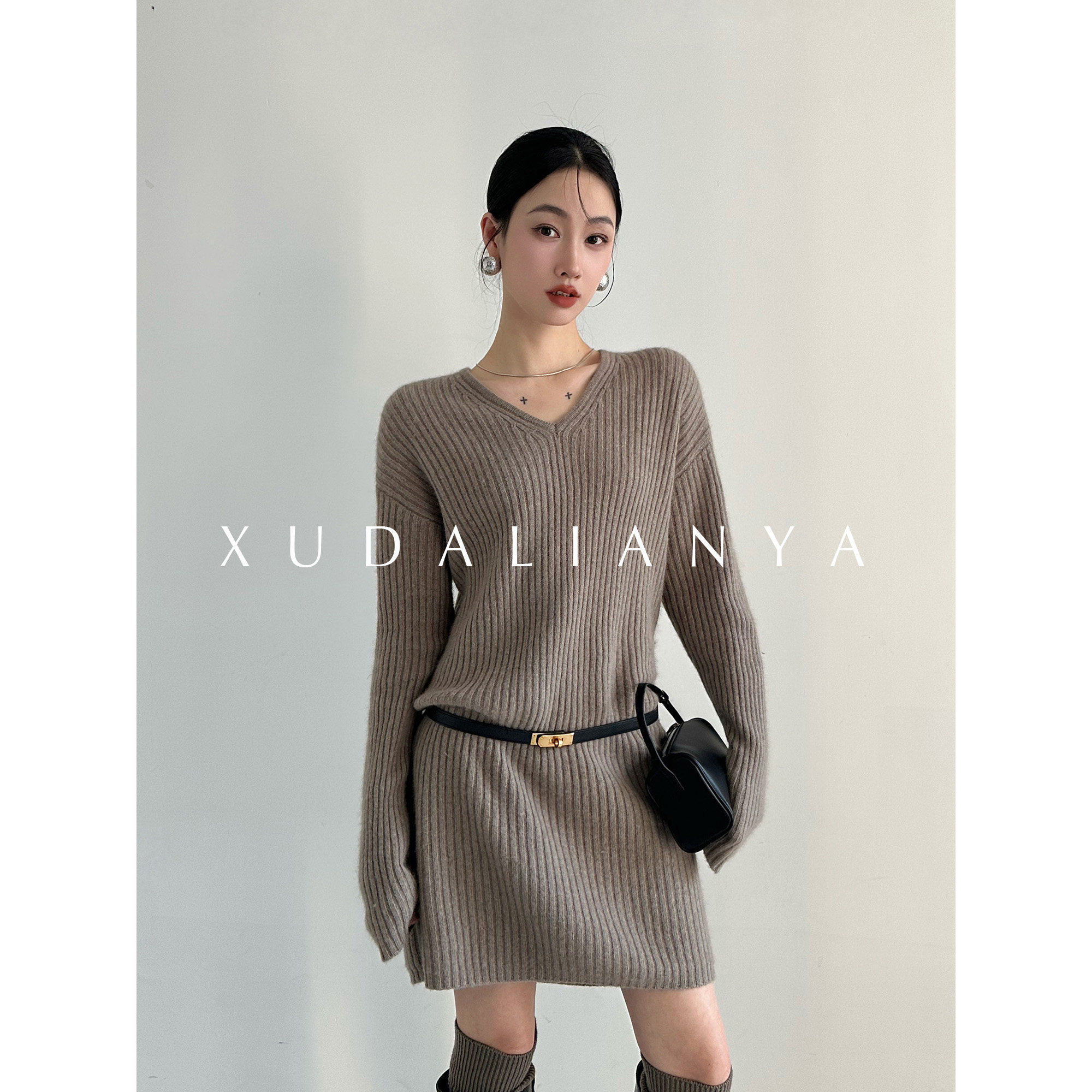 徐大脸吖定制 澳洲羊毛&浣熊毛毛衣裙内搭打底v领针织连衣裙子女