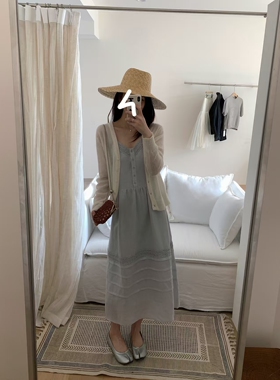 白色温柔v领开衫 雾蓝宽松中长款吊带裙