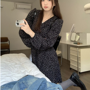 港味黑色V领波点雪纺连衣裙女初夏新款气质收腰短裙韩系别致裙子