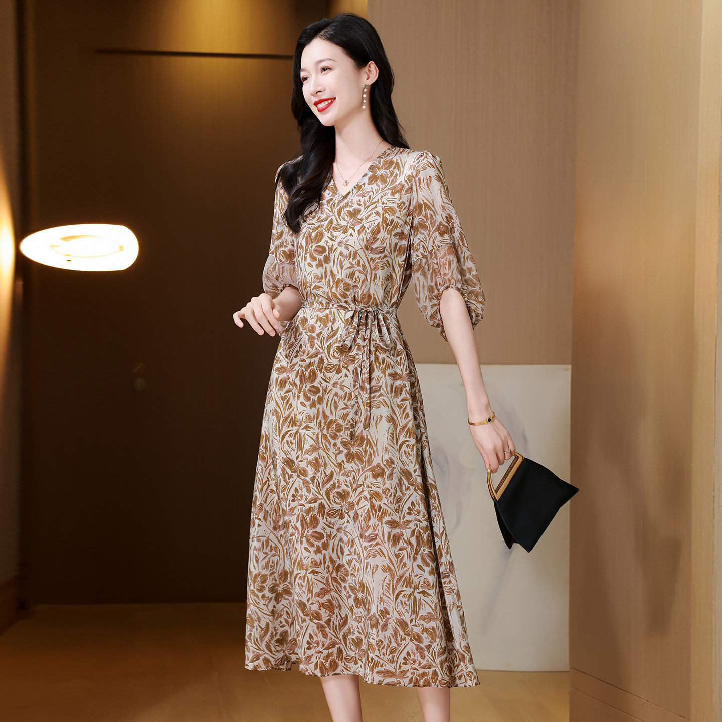 高级感V领碎花真丝连衣裙女2026夏季新款收腰系带气质桑蚕丝裙子