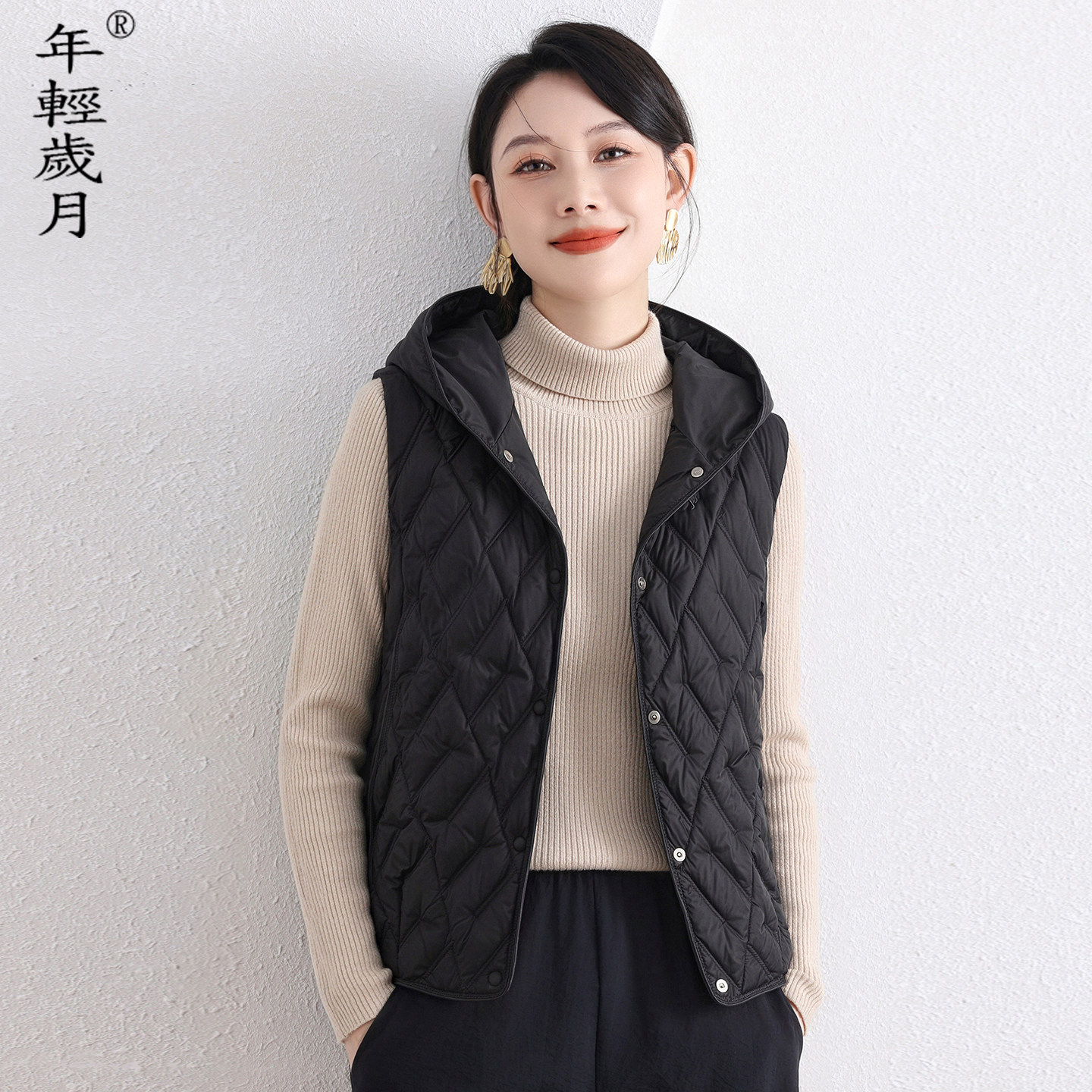 轻薄羽绒马甲女短款连帽2026秋冬新款白鸭绒打底内胆百搭背心马夹