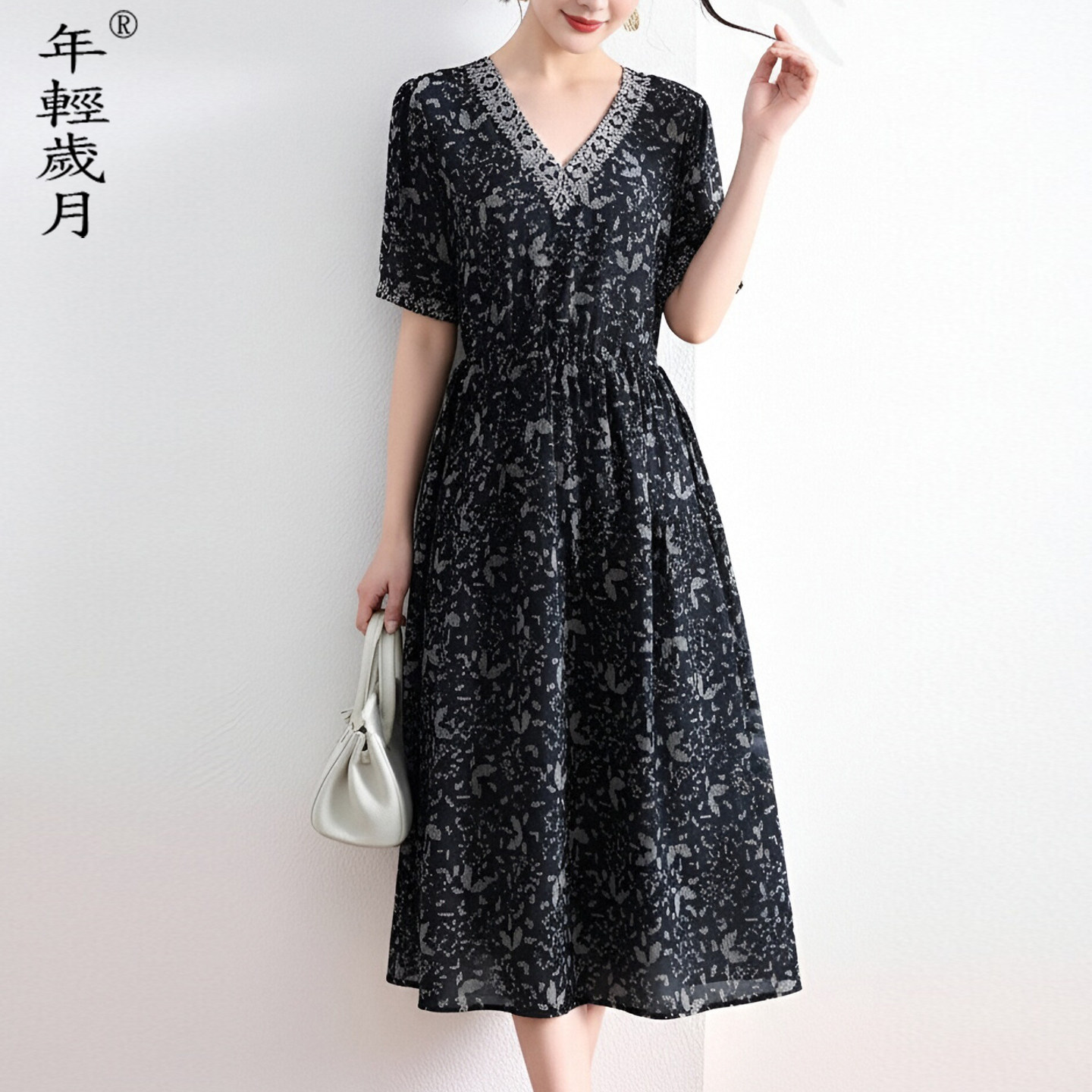 高端V领碎花真丝连衣裙女2026夏新款收腰显瘦气质妈妈桑蚕丝裙子