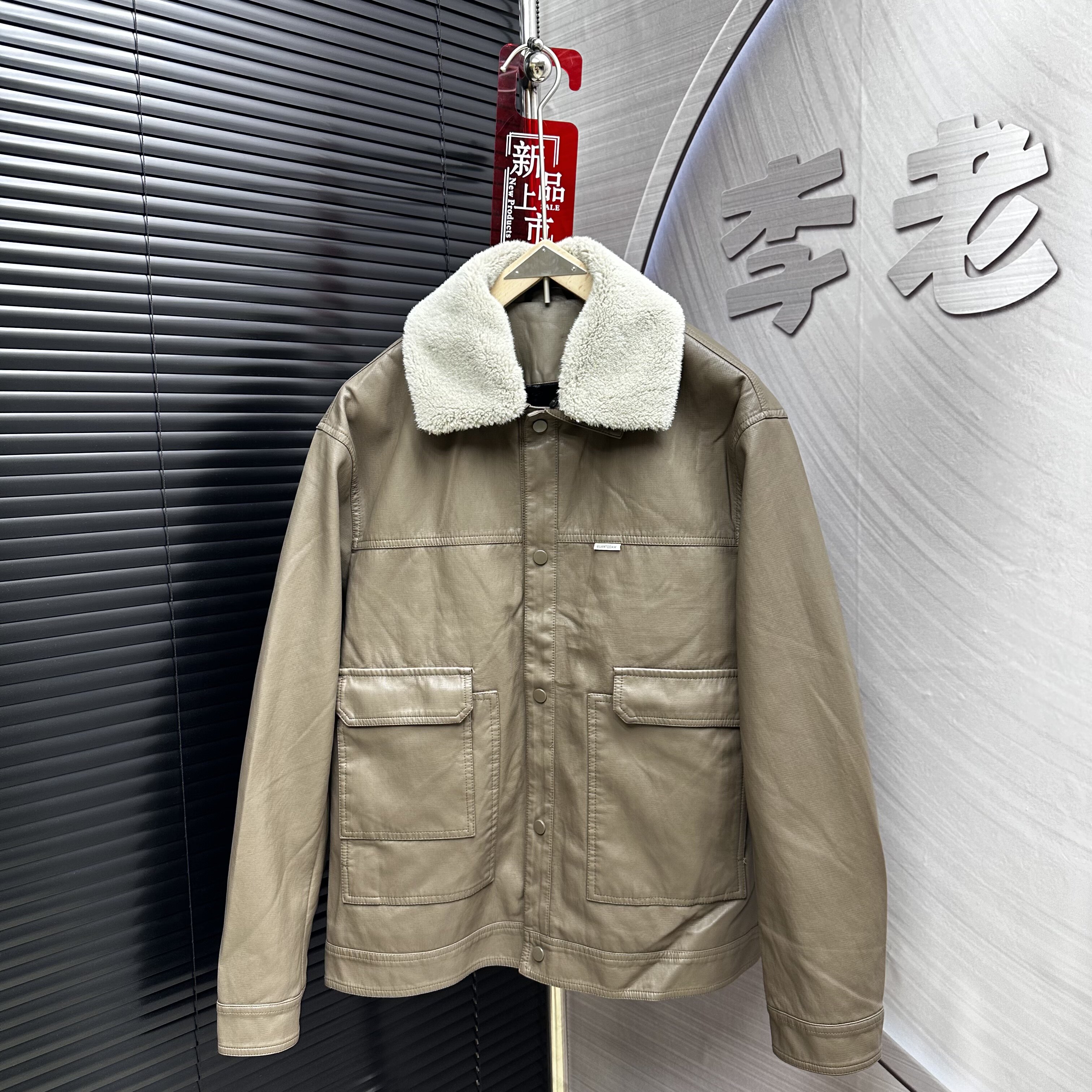 秋季新款翻领皮夹克男士皮衣青年潮流帅气机车服休闲外套加绒上衣属于什么档次？