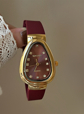 小众品牌安可拉红镶钻蛇头手表女时髦轻奢复古时尚硅胶带通勤女表