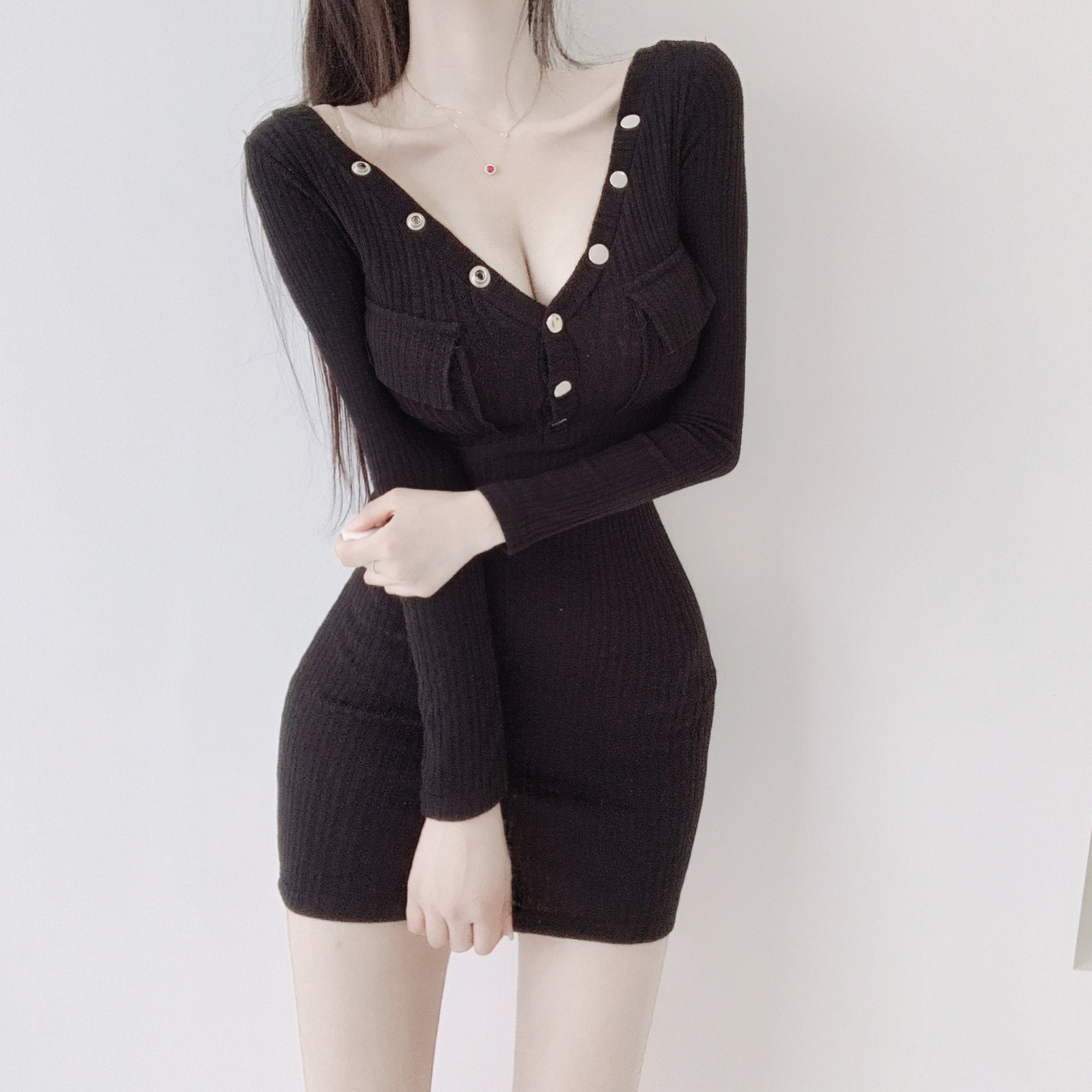 辛子韩国代购性感V领针织连衣裙女黑色显瘦紧身包臀短裙纽扣装饰