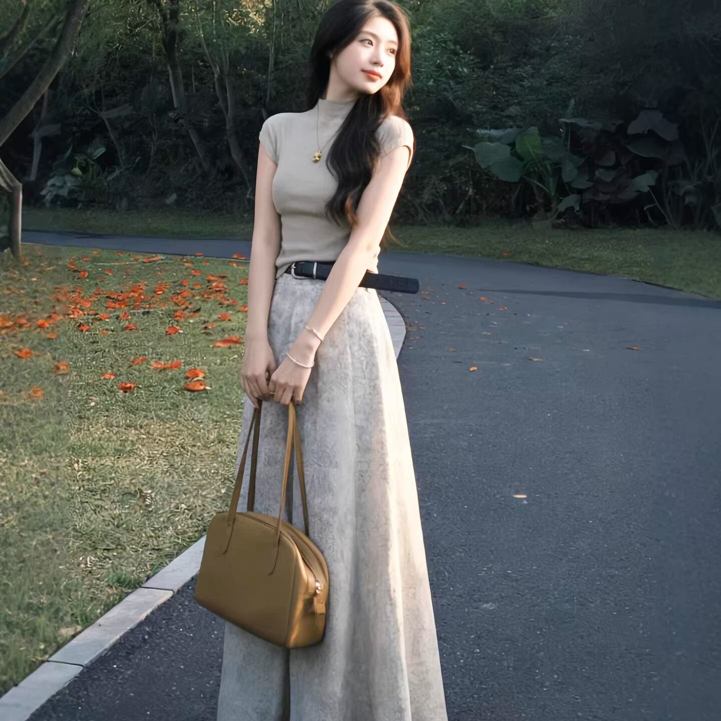 韩系高级感穿搭一整套卡其色短袖t恤碎花半身裙子套装女夏季新款