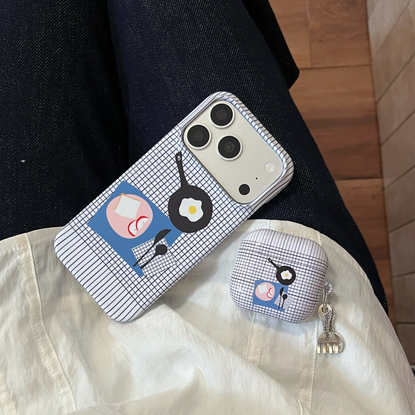 格纹餐桌适用于iphone16PROMAX/17pro苹果12/11/13pro手机壳光面菲林15PROMAX/14PRO创意小众硬壳防摔13min