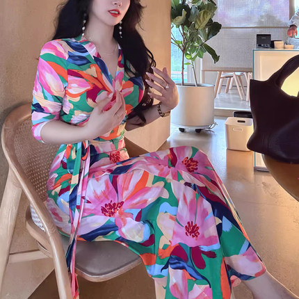冰绿粉彩复古V领印花系带裹身裙2026春夏显瘦高级感气质连衣裙女