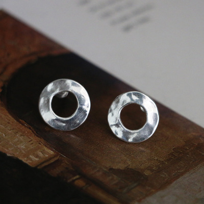 手工999纯银不规则锤纹圆耳钉