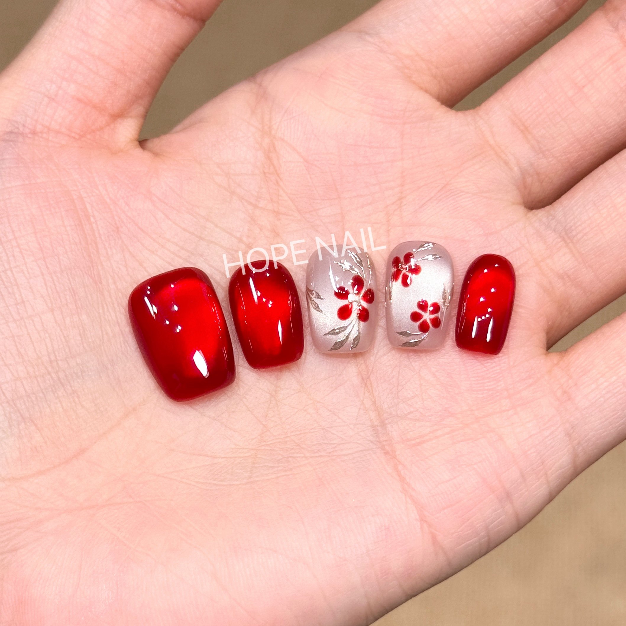 【红墙花窗】轻奢红色玻璃珠猫眼手工穿戴甲国风手绘小花显白美甲,彩妆/香水/美妆工具,穿戴甲/甲片,淘宝优惠券,粉丝福利购,淘宝优惠卷