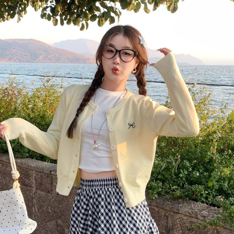 苏三三毛衣开衫外套女2025新款黄色外搭刺绣超好看的针织短款上衣