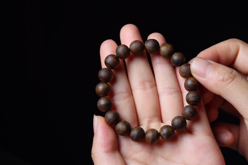 인증서 블랙 바디 둥근 잎 하이난 잉거 그린 체스 난 금 실크 오일이 가득한 침향 통 난난 다중 원형 과즙 향이 함께 제공됩니다