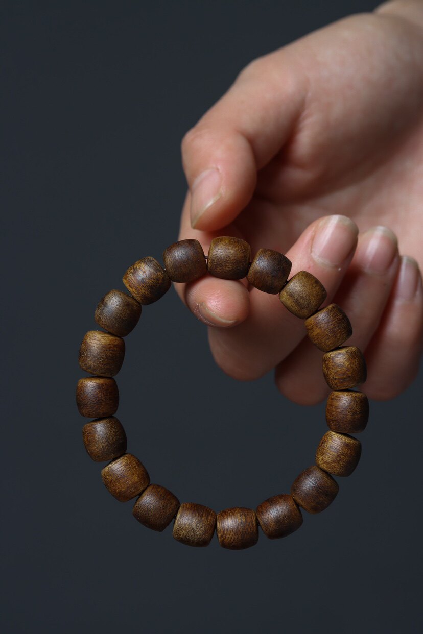 인증서 블랙 바디 둥근 잎 하이난 잉거 그린 체스 난 금 실크 오일이 가득한 침향 통 난난 다중 원형 과즙 향이 함께 제공됩니다