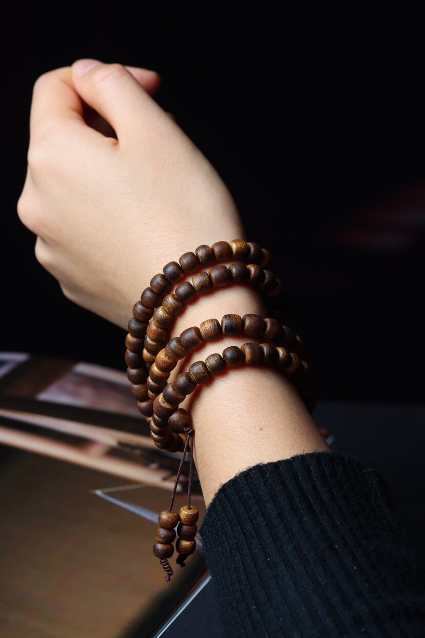 인증서 블랙 바디 둥근 잎 하이난 잉거 그린 체스 난 금 실크 오일이 가득한 침향 통 난난 다중 원형 과즙 향이 함께 제공됩니다