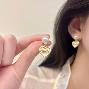 春季奶白爱心珍珠耳环女2024新款潮耳饰女高级感镶钻心形耳钉耳饰
