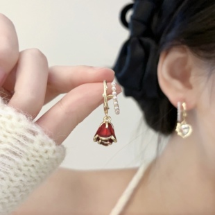 红色玫瑰花朵锆石爱心不对称耳钉2024新款潮设计感精致高级感耳饰