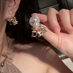 字母珍珠耳环后挂式高级感轻奢精致2025新款高品质耳饰配饰