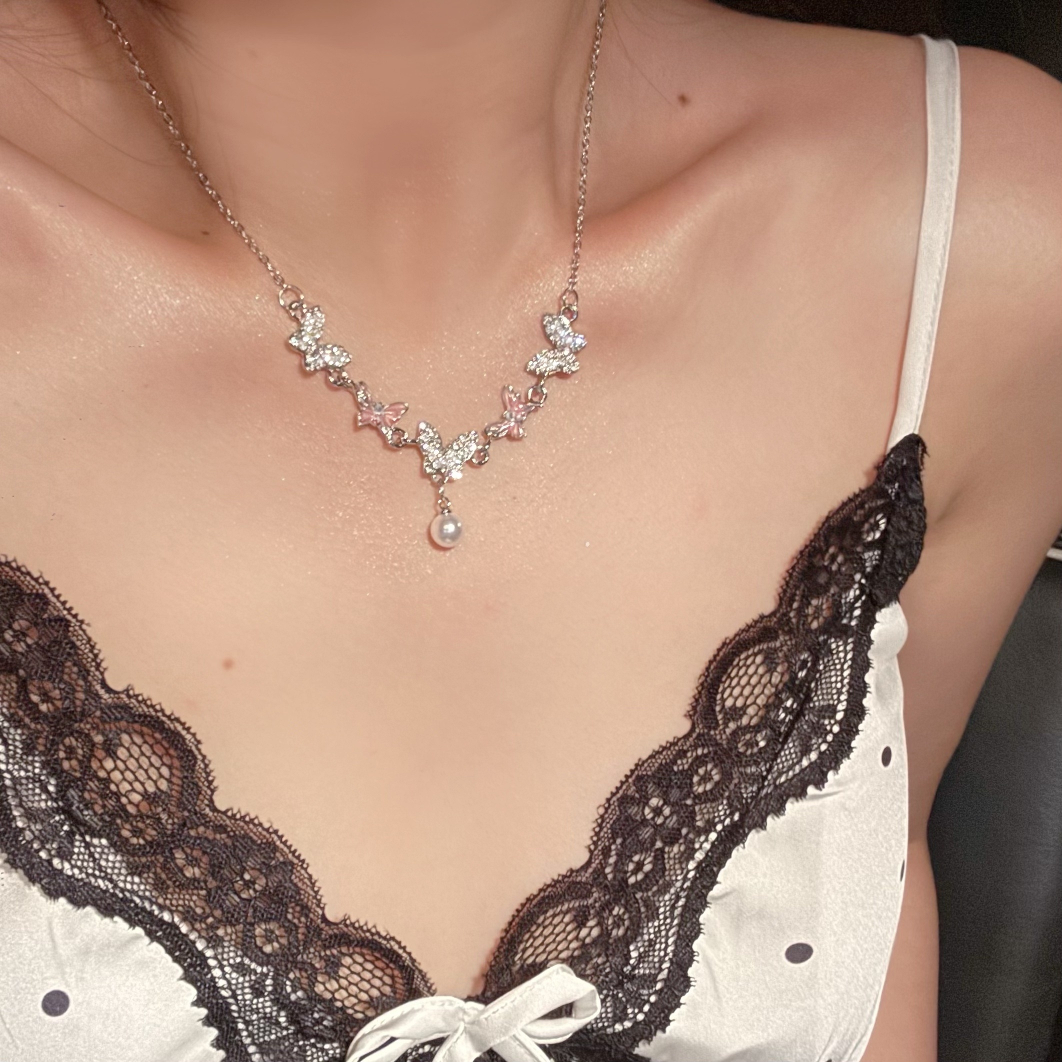 粉色蝴蝶珍珠项链女轻奢高级感通勤百搭配饰颈链气质网红锁骨链