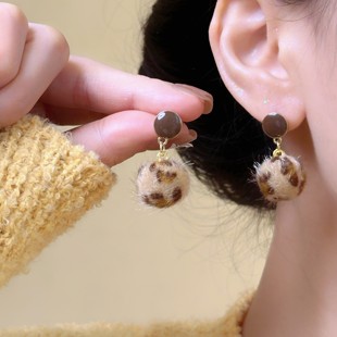 秋冬高级感豹纹毛球耳环女美拉德系精致耳钉小众设计感气质耳饰