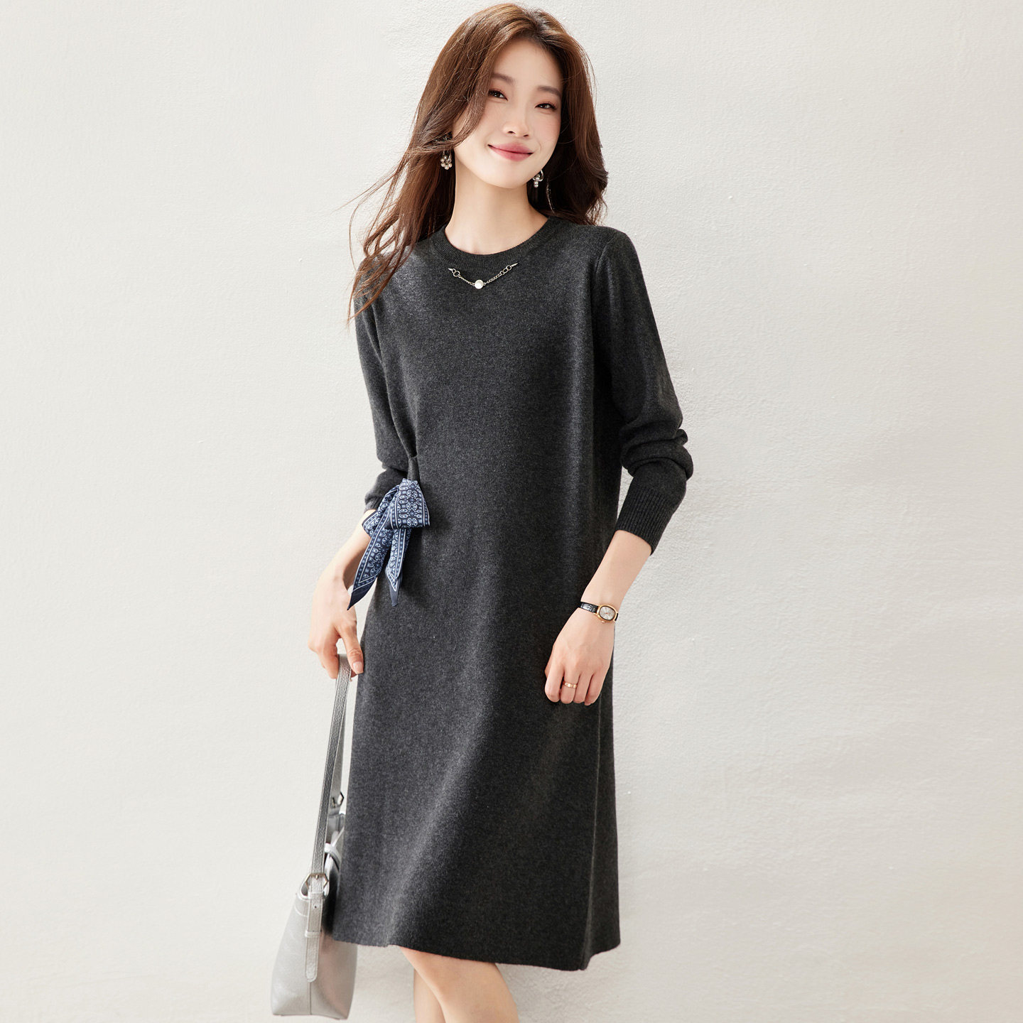 秋冬2025新款针织连衣裙女中长款气质配大衣的裙子显瘦打底毛衣裙