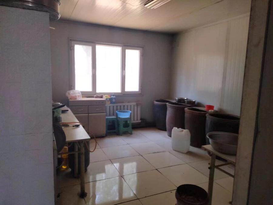 4月28日赤峰市办公桌椅等地上附着物网络拍卖公告