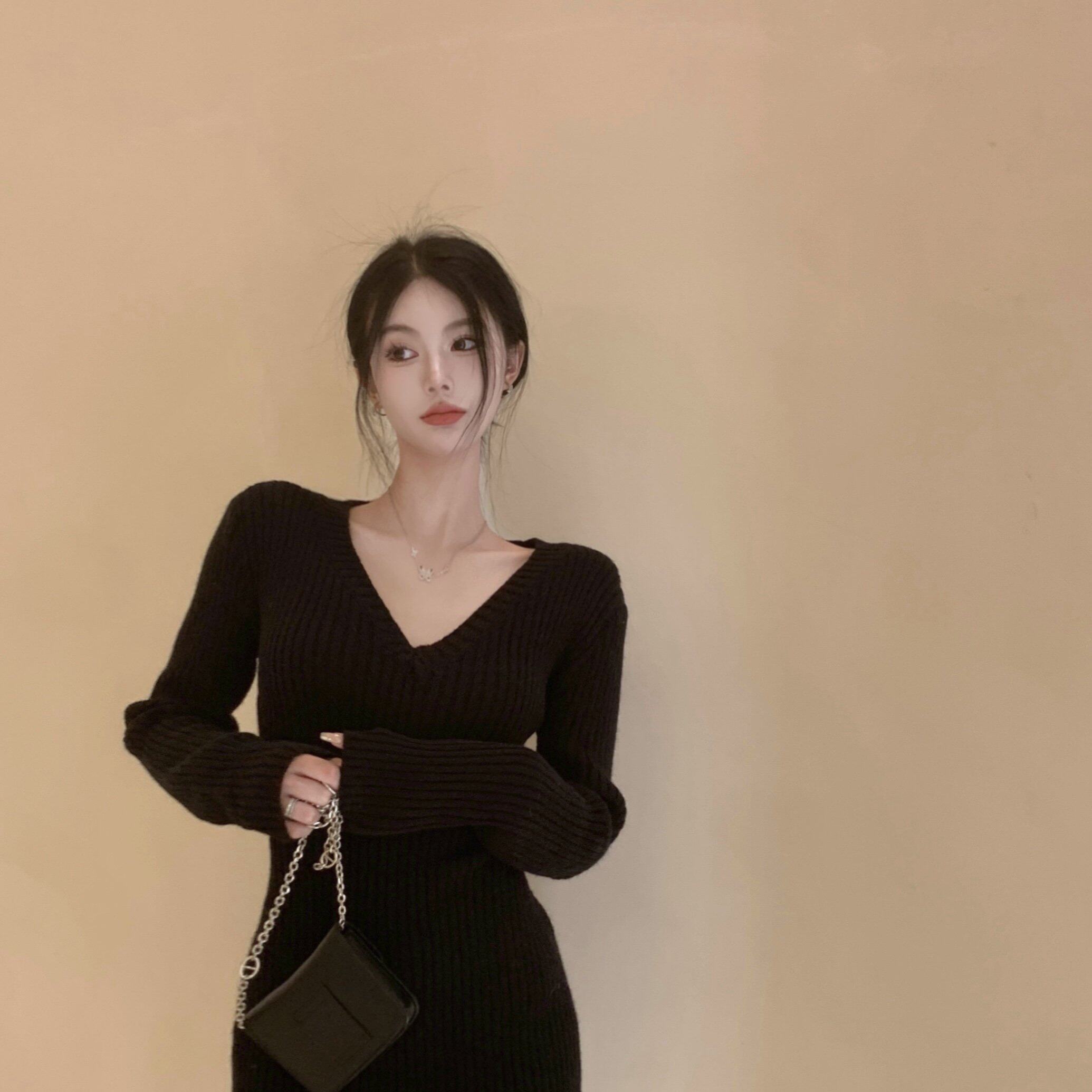 紧身收腰显瘦针织毛衣连衣裙女秋冬V领气质显身材性感包臀打底裙