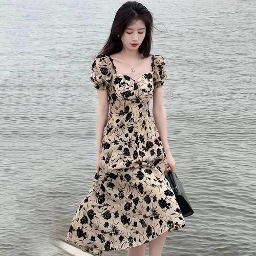法式赫本风干枯玫瑰短袖碎花连衣裙女夏季梨形身材气质修身长裙子