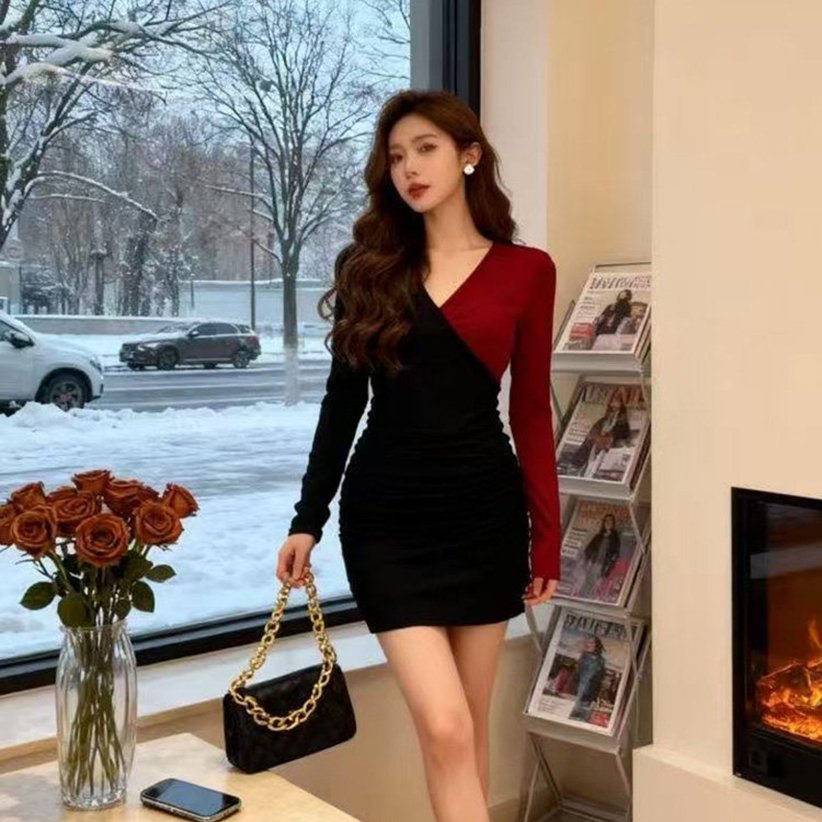 纯欲风辣妹V领撞色长袖连衣裙秋冬季新款修身显瘦收腰打底包臀裙