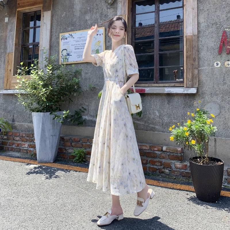 温柔风碎花连衣裙子女装夏季新款茶歇法式感显瘦v领长裙