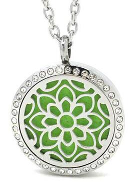 钛钢镂空香薰吊坠项链