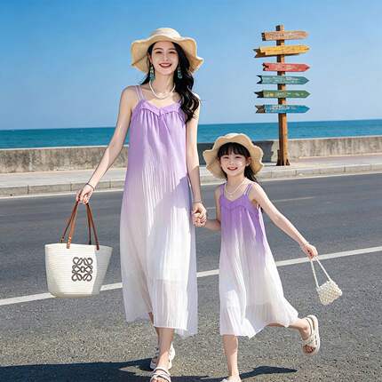 海边度假亲子装一家三口2026新款夏装多巴胺沙滩裙母子母女连衣裙