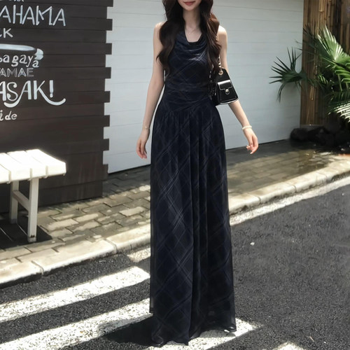法式复古无袖格纹荡领连衣裙子女夏季2026新款巨好看掐腰显瘦长裙
