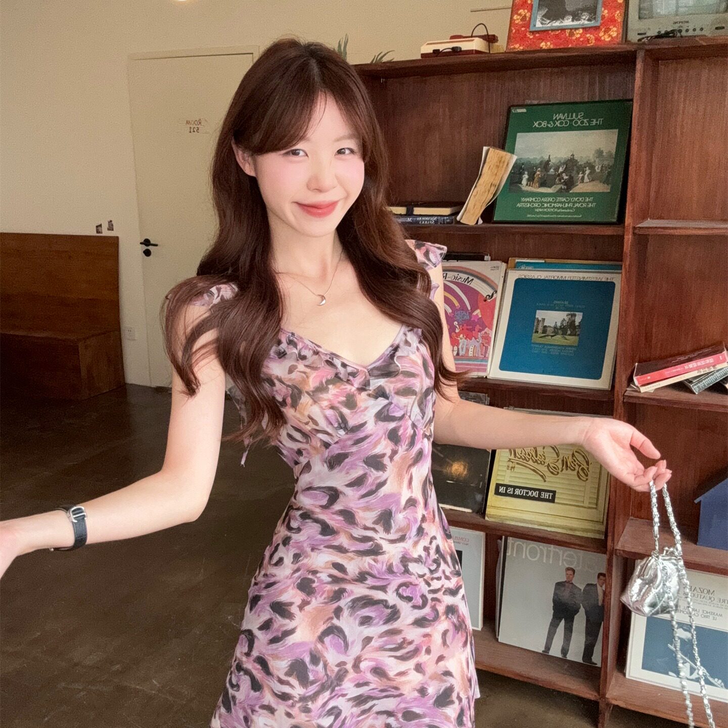 2026 夏季紫粉豹纹飞袖连衣裙女 V 领收腰显瘦辣妹 A 字短裙