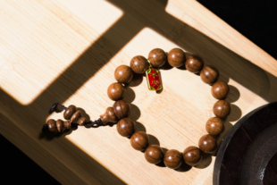 深夜小茶馆甄选被赐福的天然六道木手串配2026台历