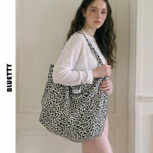 BLUETTY2026春夏上新艺术感黑白豹纹包纯棉帆布包大容量随性旅行