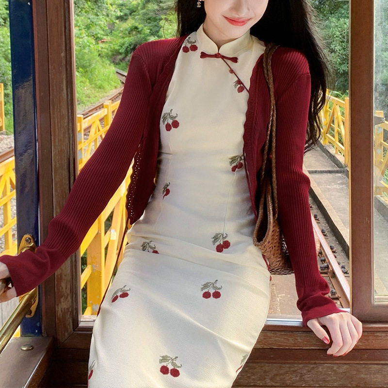 温柔沁樱新中式樱桃绣花改良旗袍女春秋复古立领掐腰连衣裙两件套