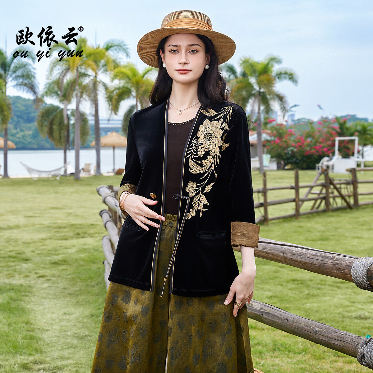 中年妈妈秋装刺绣上衣短外套洋气图片