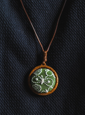 「甜猫盒子」中国风蝴蝶刺绣项坠木雕项链吊坠复古可调节毛衣链