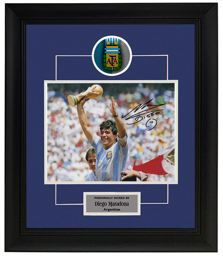 球王 马拉多纳 世界杯 阿根廷队亲笔签名照片 含sa证书 裱框