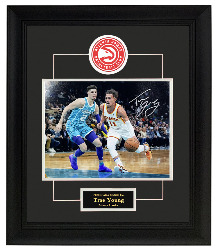 老鹰队特雷杨亲笔签名照片 vs三球 含证书 裱框