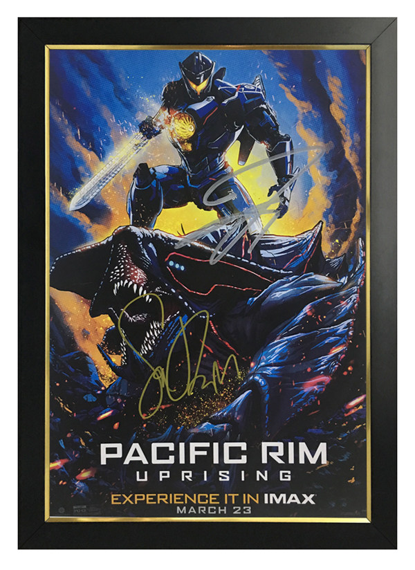 环太平洋2约翰波耶加斯科特伊斯特伍德亲笔签名海报裱框 含sa证书