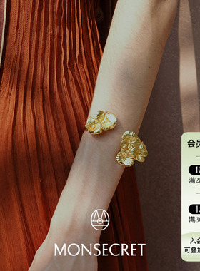 MONSECRET 2025 错位交叠花卉开口手镯时尚花朵设计开口镯子轻奢